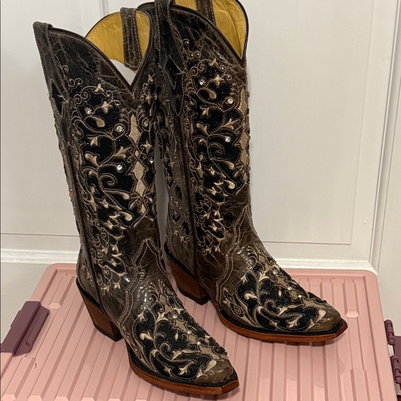 Cruzalta Shoes - Elegant Embroidered Heeled Boots - Black and Brown